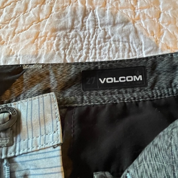 Volcom Shorts - Youth Waist Size 27 - Picture 4 of 11